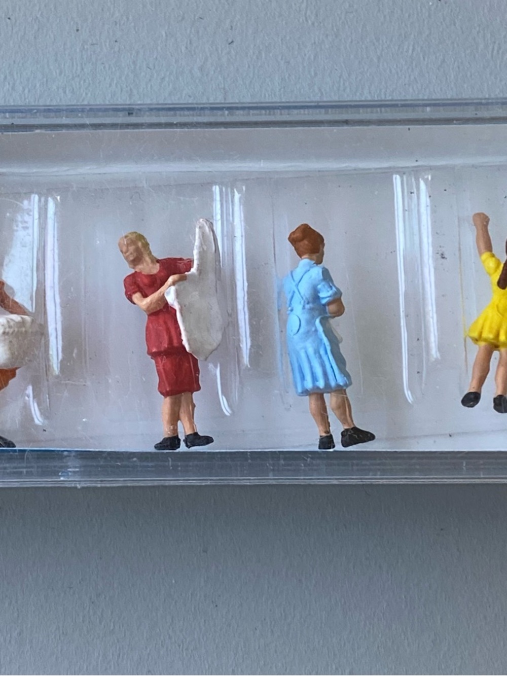 Model Railroad: Preiser  - Women Hanging Laundry (4)- HO Scale - Picture 7 of 9